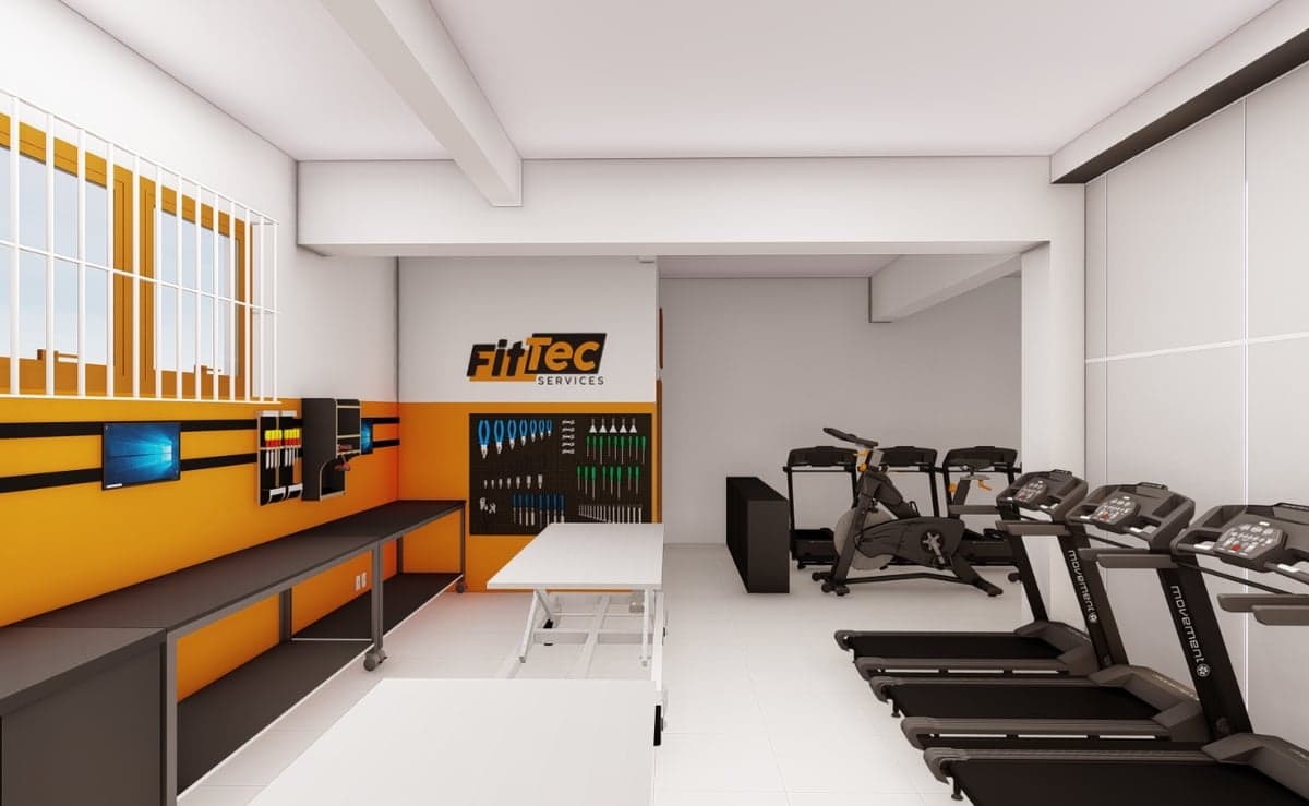 Oficina de assistência técnica da FitTec com esteiras e bikes em manutenção